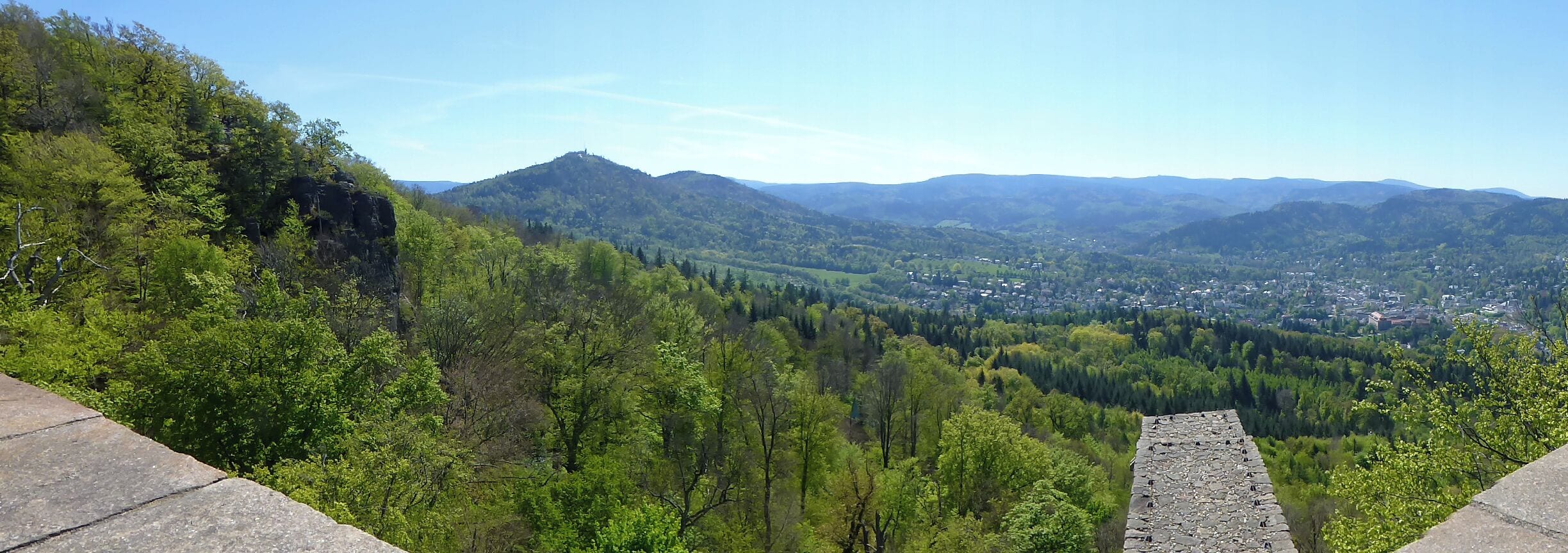Schloss Hohenbaden; Blick vom Bergfried über Baden-Baden in den Schwarzwald; links der Merkur
