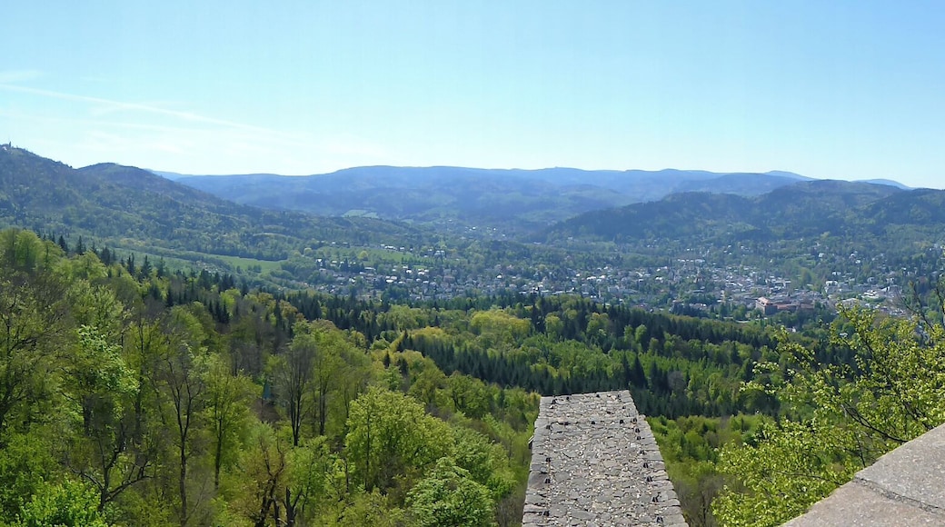 Schloss Hohenbaden; Blick vom Bergfried über Baden-Baden in den Schwarzwald; links der Merkur