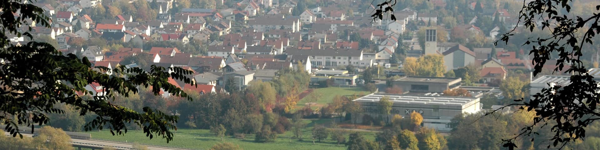 Beim 366 km langen Neckartalradweg: Ausblick vom Hotel Restaurant Schloss Neuburg zum Neckar