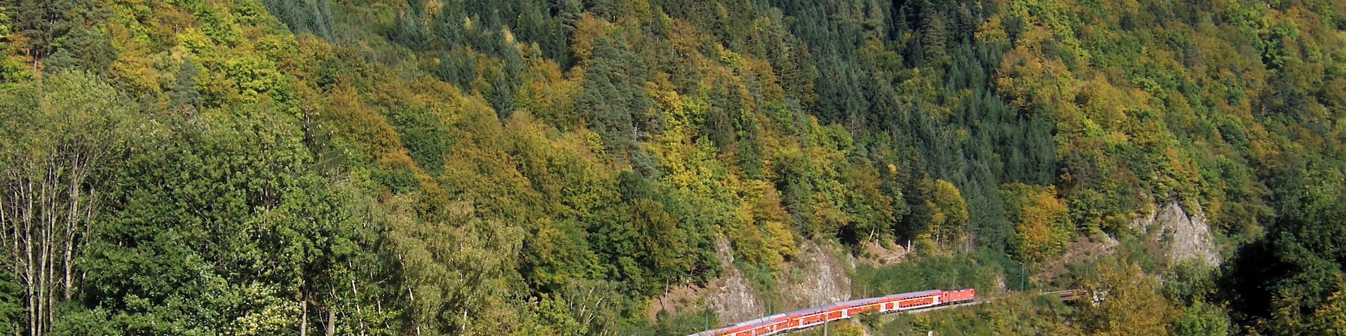 Zug von DB Regio mit 6 Doppelstockwagen und 2 Loks der Baureihe 143 auf der Fahrt ins Höllental oberhalb von Falkensteig.