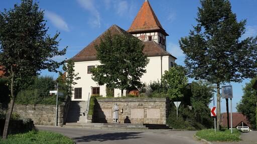 Schwäbisch Hall, Stadtteil Gailenkirchen: Blick von Westen auf die Pfarrkirche, davor das Gefallenendenkmal. Standort: auf der Waldenburger Straße.