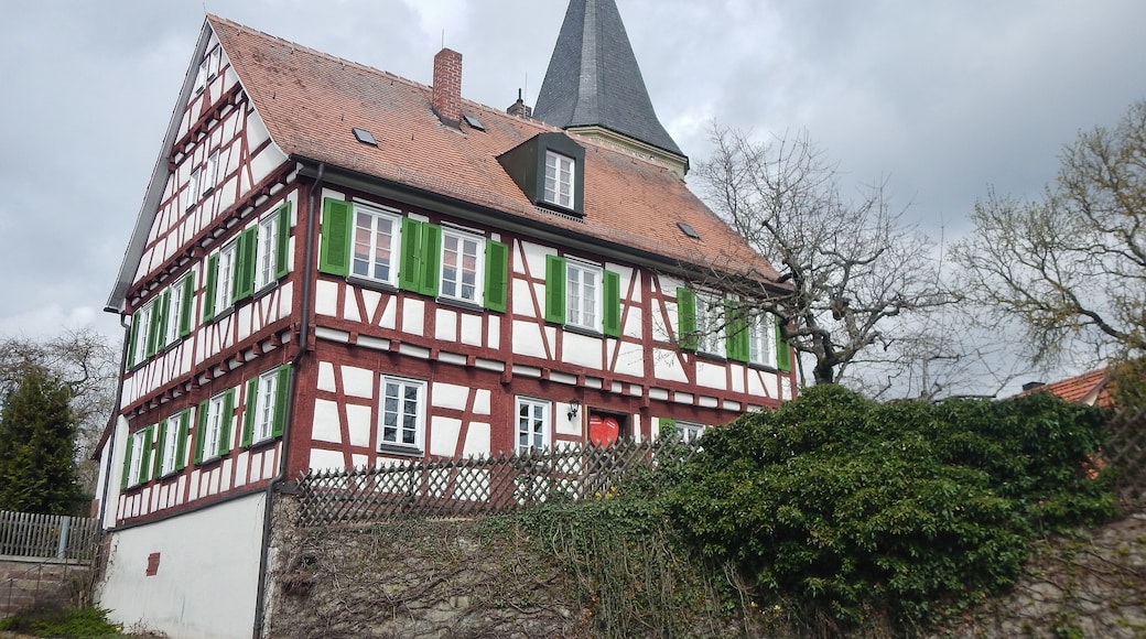 Haus vor der evangelischen Auferstehungskirche in Gebersheim