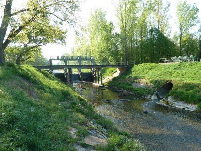 Die Pfinz unterquert den Pfinzentlastungskanal