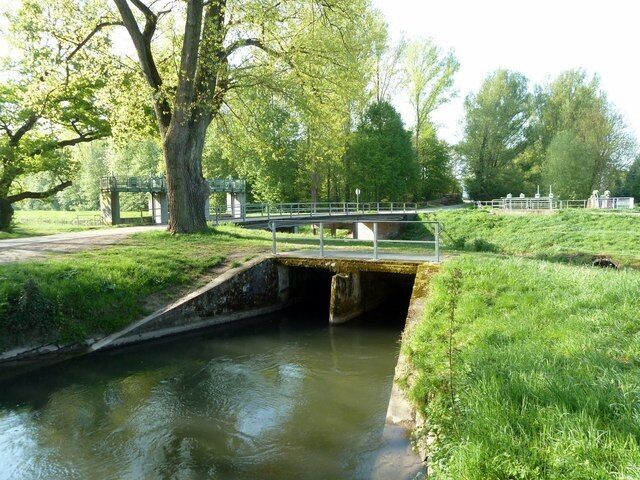 Die Pfinz unterquert den Pfinzentlastungskanal