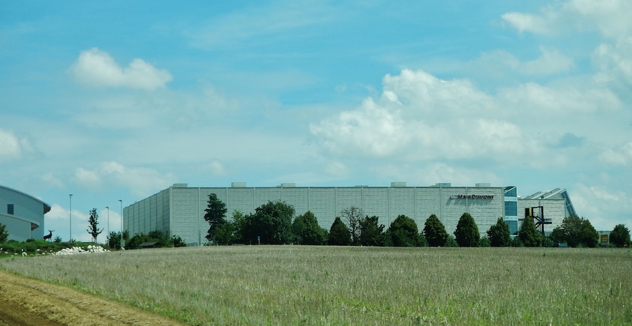 Un edificio industrial grande con techo plano y un letrero que dice "MAMMUT".