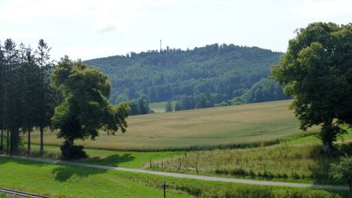 Sternberg bei Gomadingen; Blick von einem Wirtschaftsweg nordwestlich von Offenhausen; im Vordergrund die Bahnschienen der Schwäbischen Albbahn