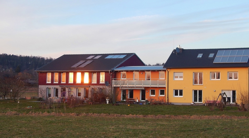 Spiegelung des Sonnenuntergangs in den Scheiben