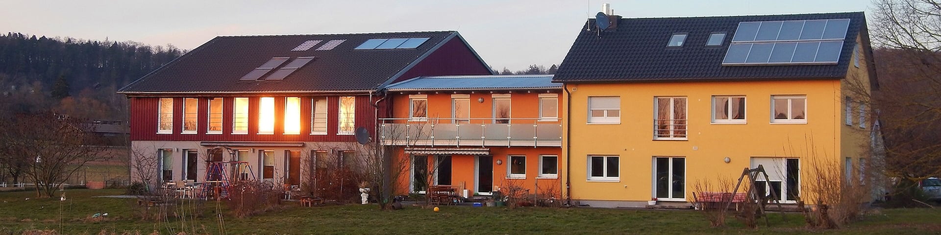 Spiegelung des Sonnenuntergangs in den Scheiben