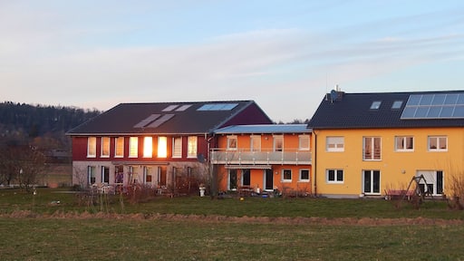 Spiegelung des Sonnenuntergangs in den Scheiben