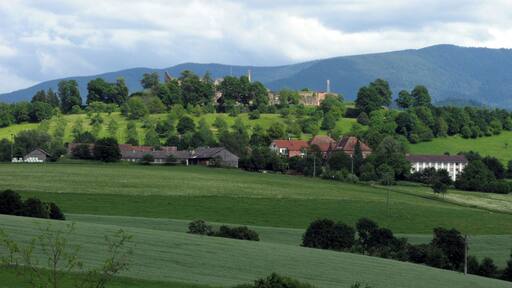 Ruine Hochburg mit DomÀne am Breisgauer Weinweg