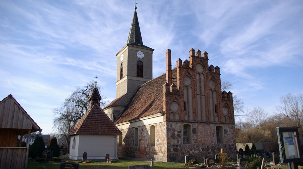 Werder (Havel) Ortsteil Derwitz. Die Kirche in der Mitte des Ortes steht unter Denkmalschutz.