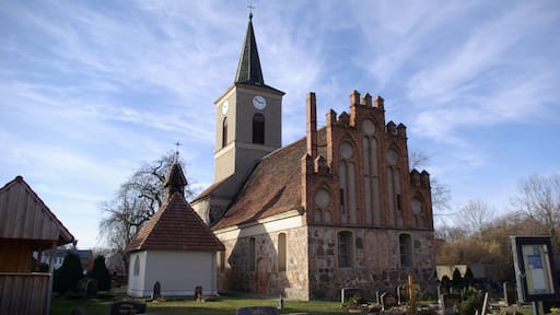 Werder (Havel) Ortsteil Derwitz. Die Kirche in der Mitte des Ortes steht unter Denkmalschutz.