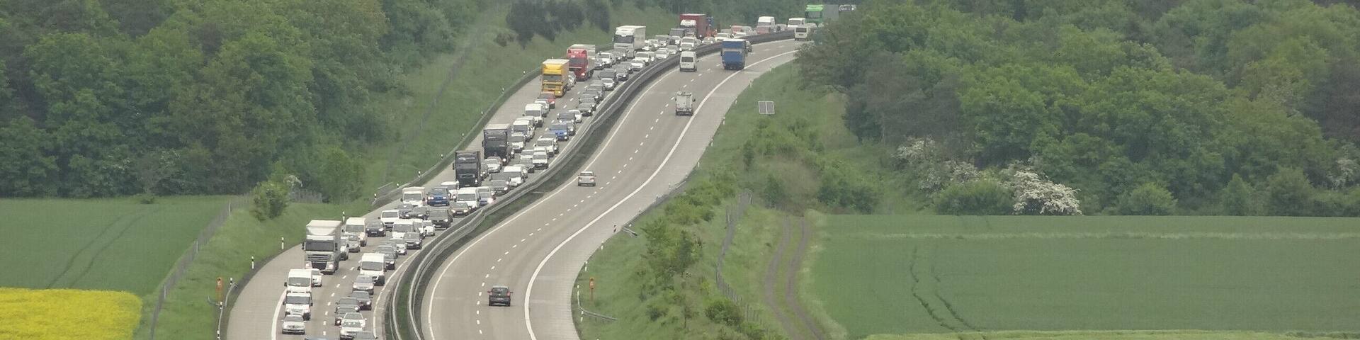 A5, fotografiert von der L3133. Nördlich Gambacher Kreuz, Stau Richtung Gambacher Kreuz im Süden, Blick nach Norden