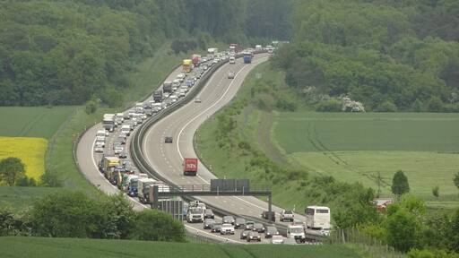 A5, fotografiert von der L3133. Nördlich Gambacher Kreuz, Stau Richtung Gambacher Kreuz im Süden, Blick nach Norden