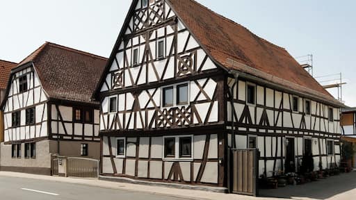 Fachwerkhaus in Froschhausen, einem Stadtteil von Seligenstadt (Hessen). Erbaut um 1700. Das Fachwerk ist reich verziert, unter anderem mit verschlungenen Rad- und Rautenornamenten.