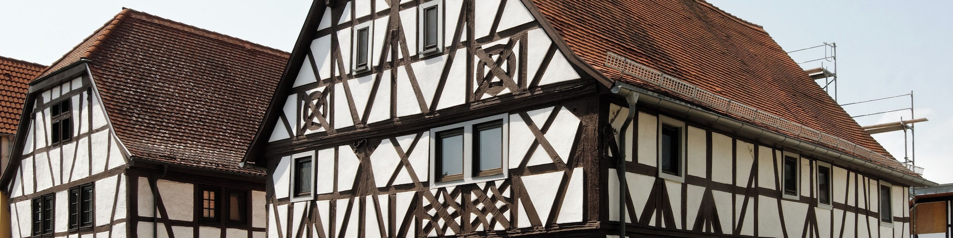 Fachwerkhaus in Froschhausen, einem Stadtteil von Seligenstadt (Hessen). Erbaut um 1700. Das Fachwerk ist reich verziert, unter anderem mit verschlungenen Rad- und Rautenornamenten.