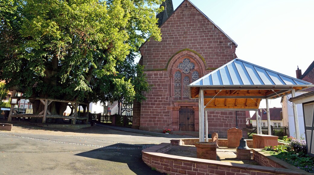 Linde und Kirche Himmelsberg (Kirchhain)