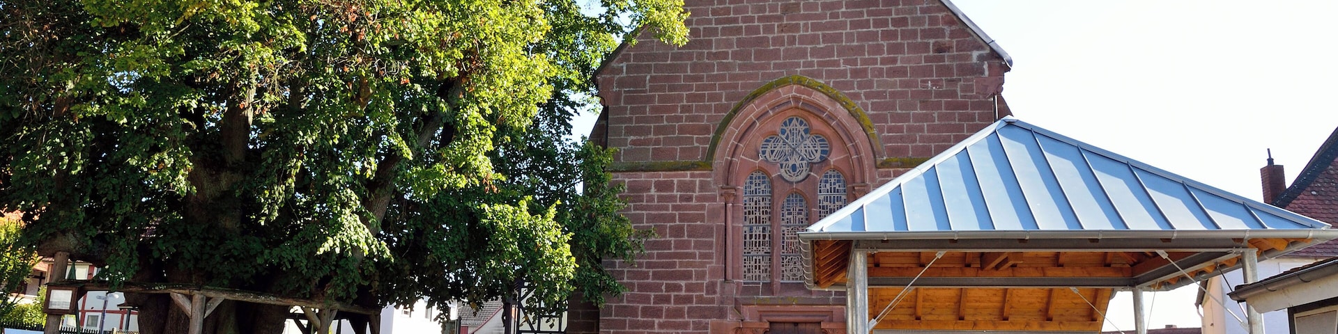 Linde und Kirche Himmelsberg (Kirchhain)