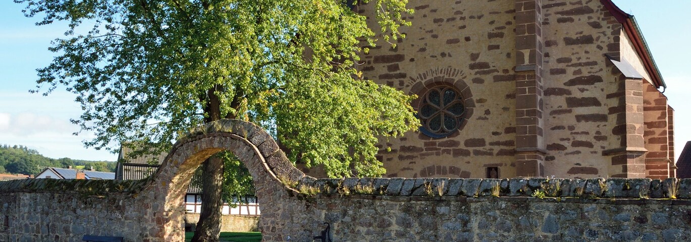 Friedhof und Kirche Stausebach