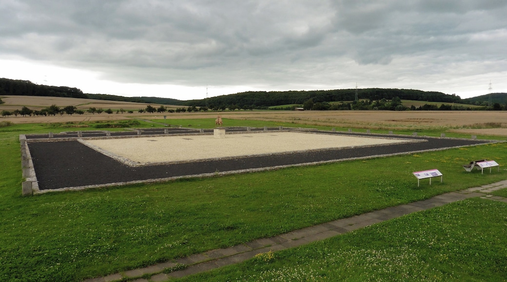 Rekonstruktion des Grundrisses des HauptgebÀudes auf Basis archÀologischer Ausgrabungen im Römischen Forum in Lahnau-Waldgirmes bei Wetzlar, Hessen.