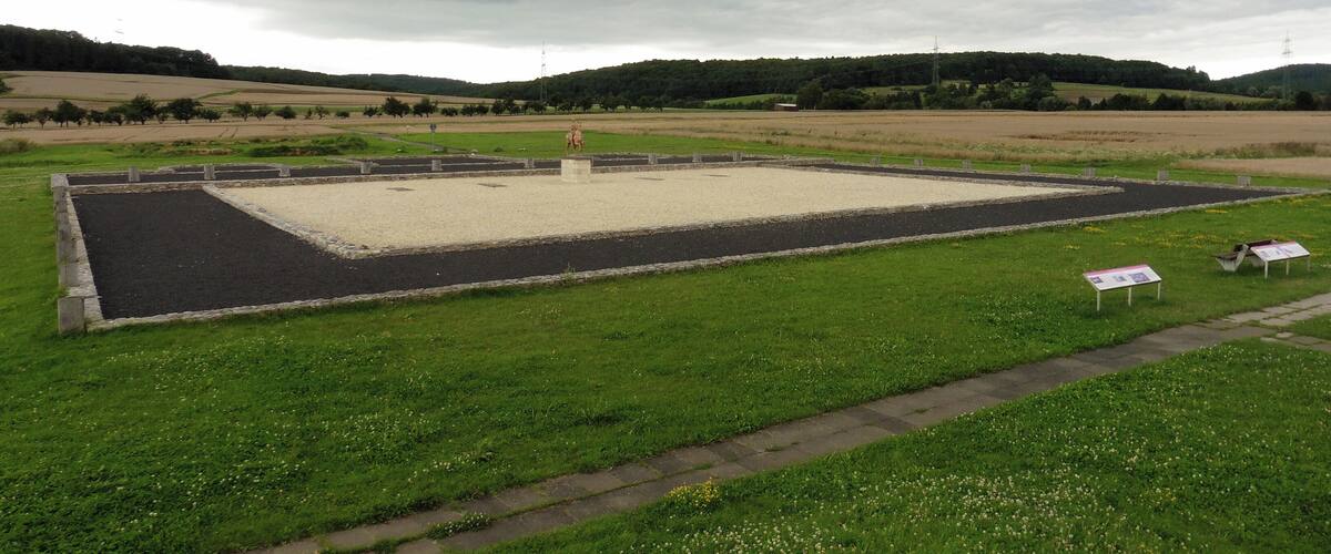 Rekonstruktion des Grundrisses des Hauptgebäudes auf Basis archäologischer Ausgrabungen im Römischen Forum in Lahnau-Waldgirmes bei Wetzlar, Hessen.