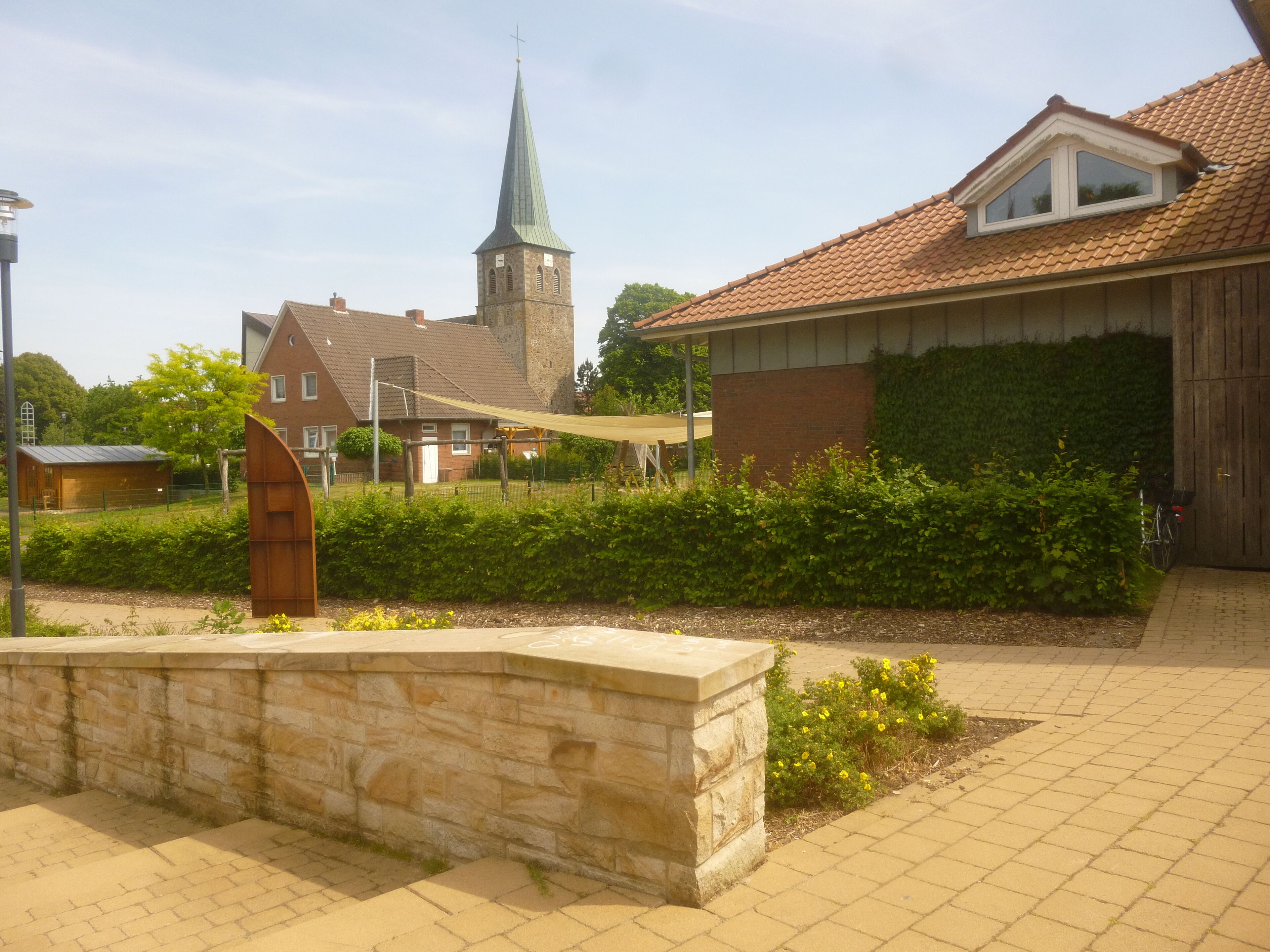 Infanĝardeno Lingen-Baccum, fone la katolika kirko