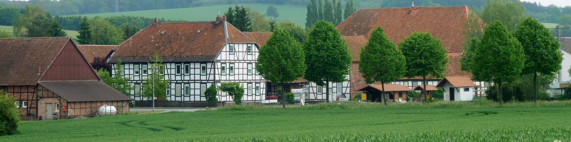 Fachwerk-Hof in Berwartshausen, Stadt Northeim, Südniedersachsen. Geschlossener Vierseithof aus der zweiten Hälfte des 19. Jahrhunderts, Scheune älter und aus Lutterhausen transloziert, Wohnhaus 1870 erbaut