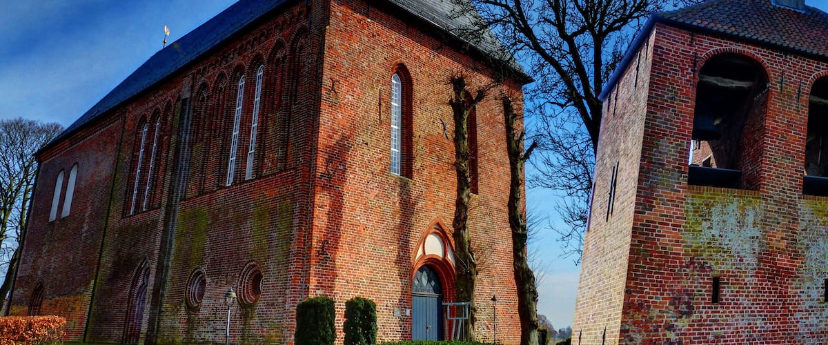 Engerhafe mit Kirche. Der zugehörige Glockenturm steht abseits der Kirche !