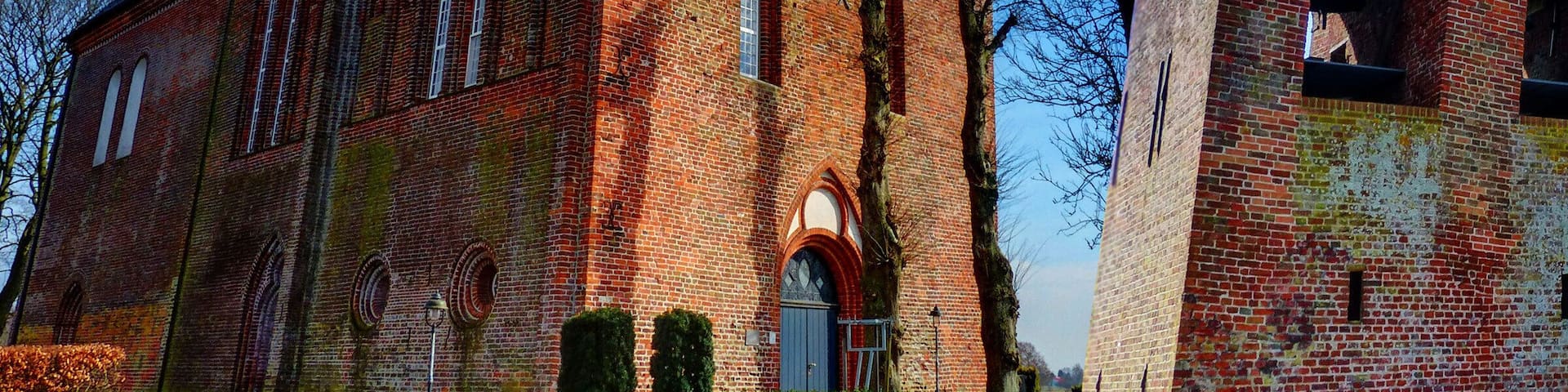 Engerhafe mit Kirche. Der zugehörige Glockenturm steht abseits der Kirche !