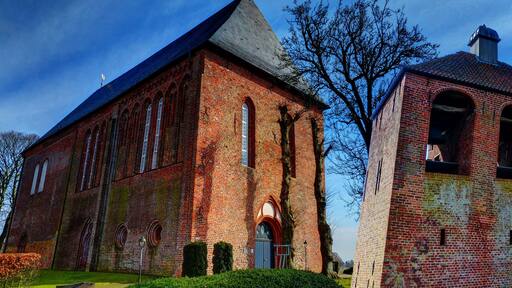Engerhafe mit Kirche. Der zugehörige Glockenturm steht abseits der Kirche !