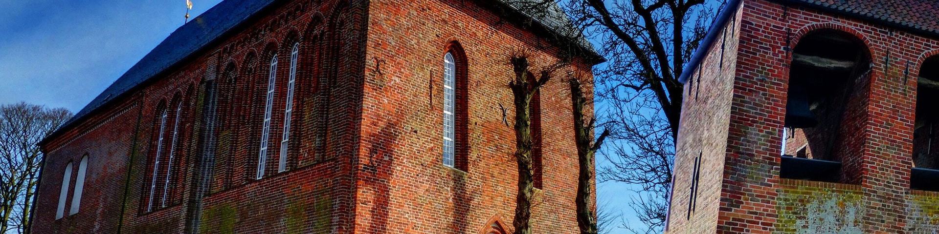 Engerhafe mit Kirche. Der zugehörige Glockenturm steht abseits der Kirche !