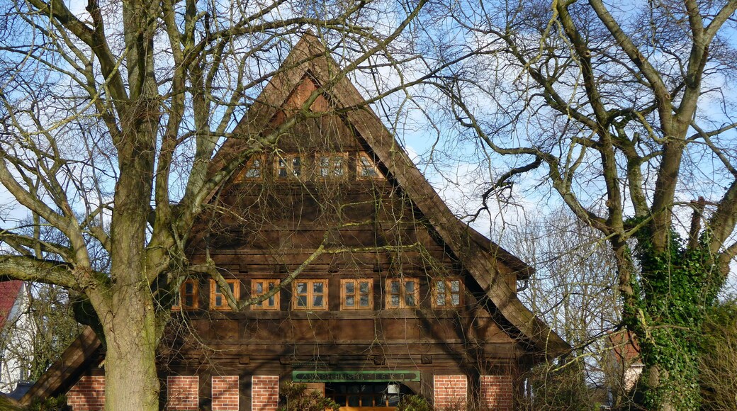 Das Fachwerkhaus in Isernhagen, Hauptstraße 90, ist ein Baudenkmal. Laut Inschrift wurde es 1660 errichtet.
