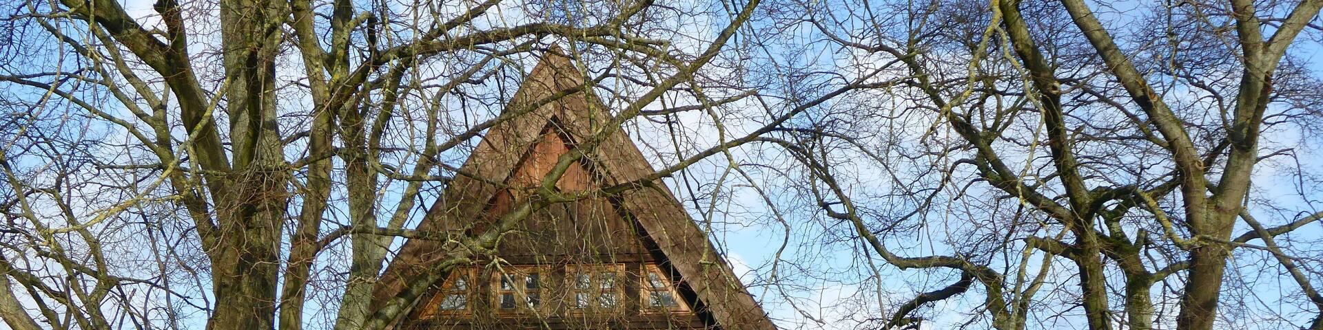 Das Fachwerkhaus in Isernhagen, Hauptstraße 90, ist ein Baudenkmal. Laut Inschrift wurde es 1660 errichtet.
