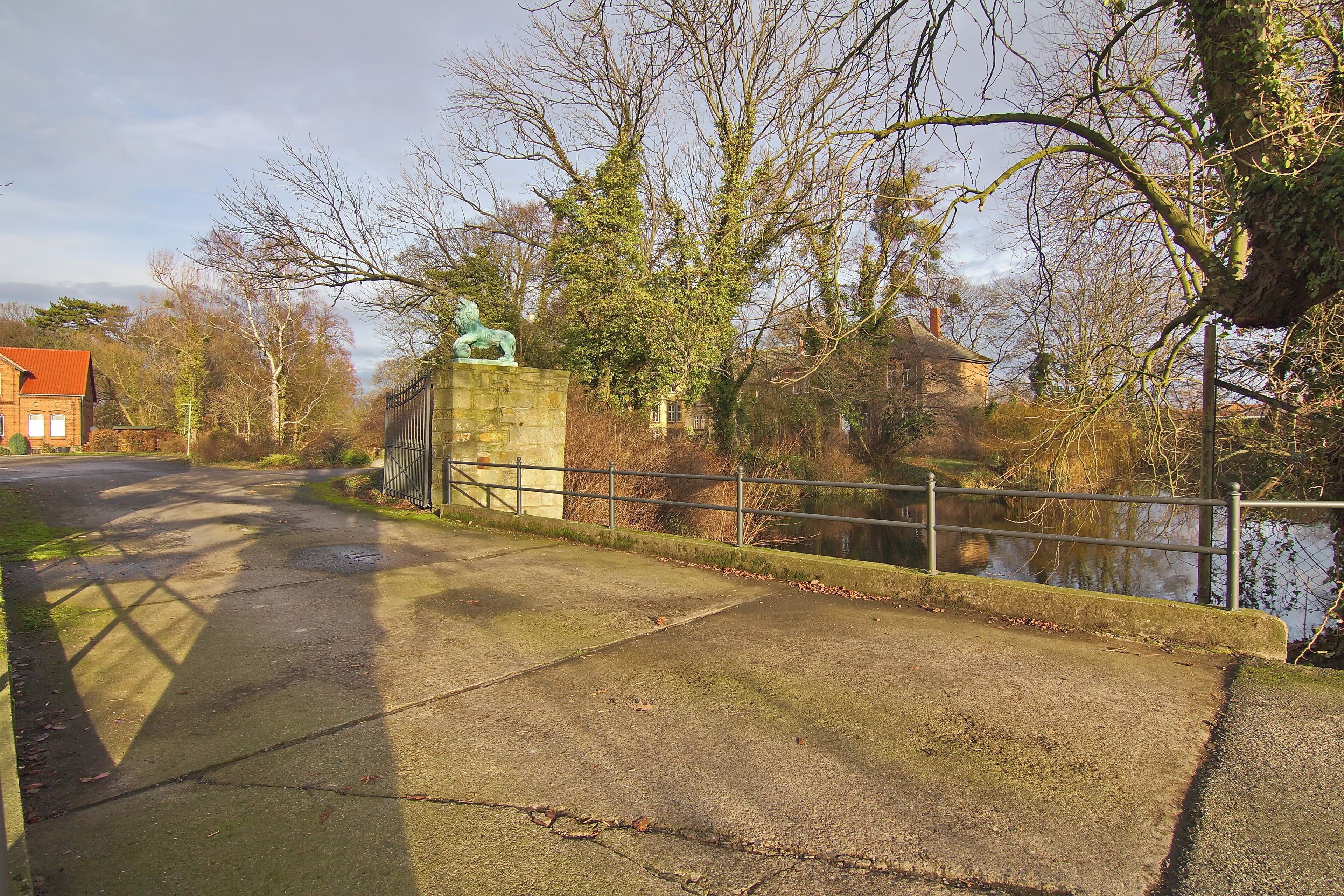 Auf dem Gutshof der Freiherren Knigge in Leveste steht das Herrenhaus, erbaut von 1728 bis 1732. Es ist von altem Baumbestand umgeben. Der Entwurf des Tores zur einst geplanten Zufahrt soll vom königlich hannoverschen Baumeister Georg Ludwig Friedrich Laves gemacht worden sein.
