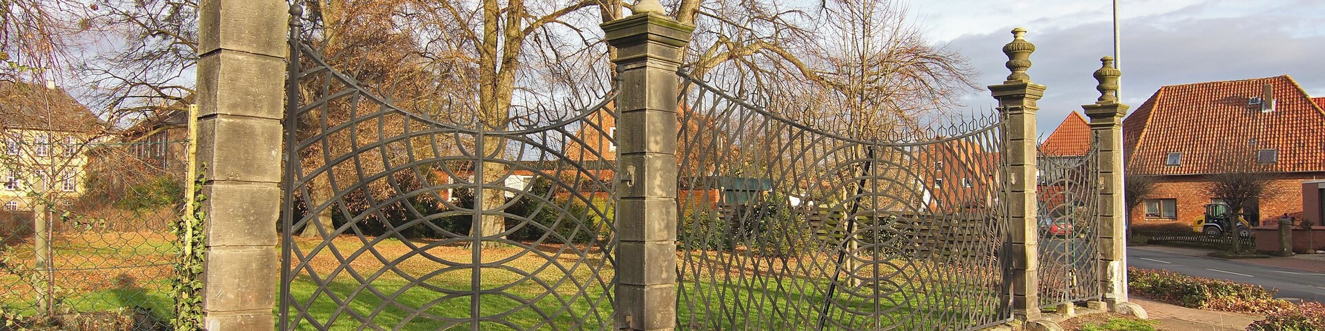 Auf dem Gutshof der Freiherren Knigge in Leveste steht das Herrenhaus, erbaut von 1728 bis 1732. Es ist von altem Baumbestand umgeben. Der Entwurf des Tores zur einst geplanten Zufahrt soll vom königlich hannoverschen Baumeister Georg Ludwig Friedrich Laves gemacht worden sein.