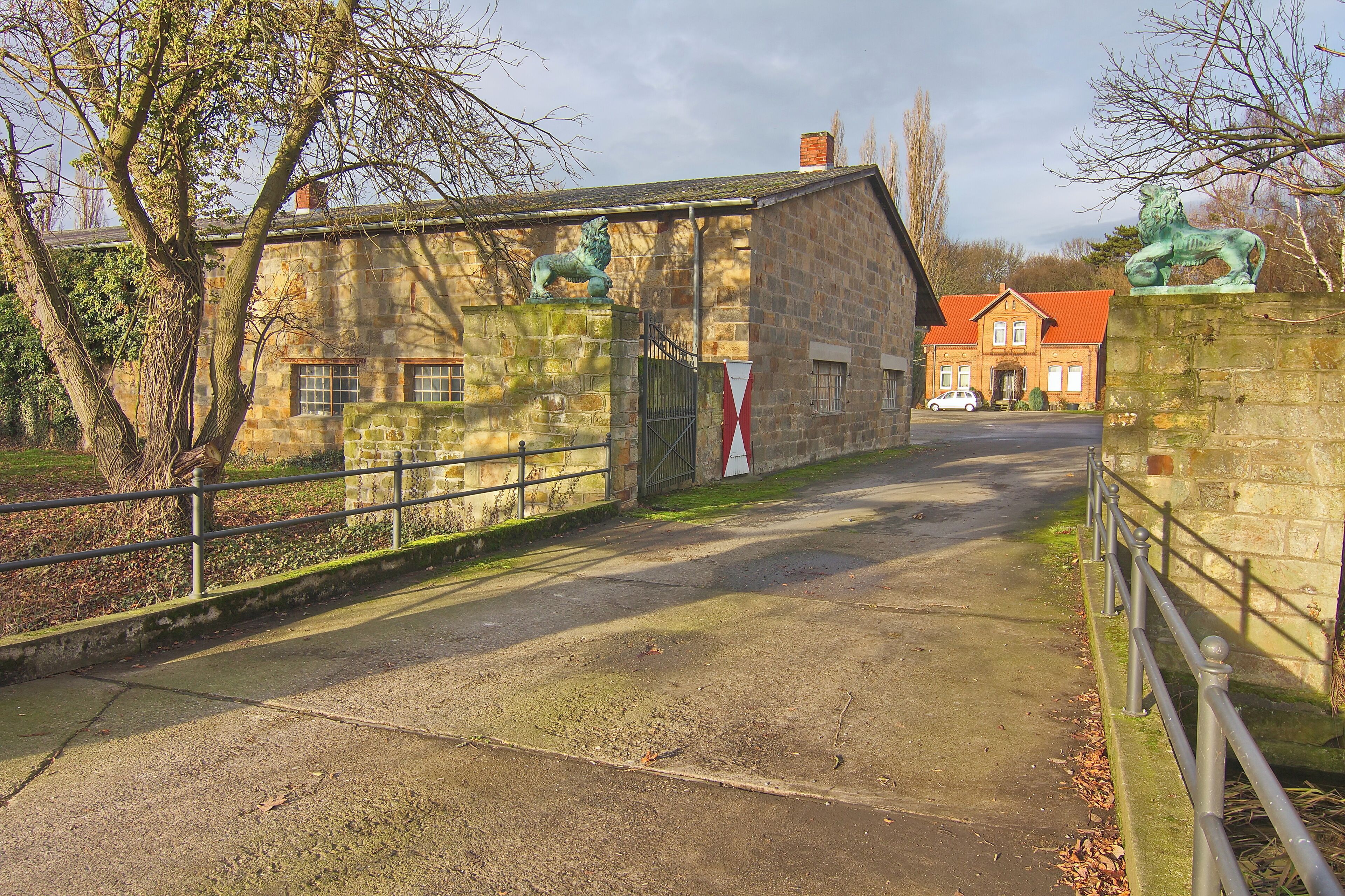 Auf dem Gutshof der Freiherren Knigge in Leveste steht das Herrenhaus, erbaut von 1728 bis 1732. Es ist von altem Baumbestand umgeben. Der Entwurf des Tores zur einst geplanten Zufahrt soll vom königlich hannoverschen Baumeister Georg Ludwig Friedrich Laves gemacht worden sein.