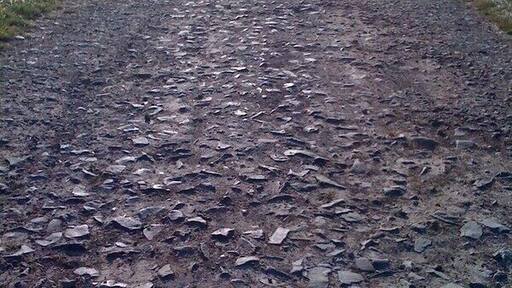 Schotterstrecke auf einem Feldweg zwischen Hillerse und Großenrode