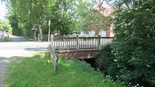Die Sudweyher Beeke in Weyhe-Sudweyhe kurz vor Unterquerung der Straße "Im Mühlengrunde" (Blick in Fließrichtung)