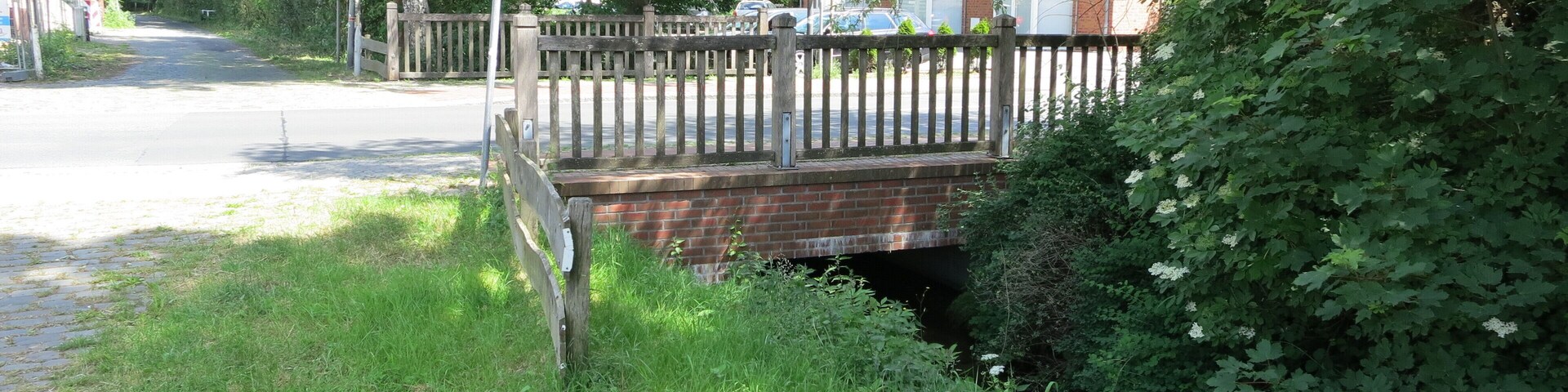 Die Sudweyher Beeke in Weyhe-Sudweyhe kurz vor Unterquerung der Straße "Im Mühlengrunde" (Blick in Fließrichtung)