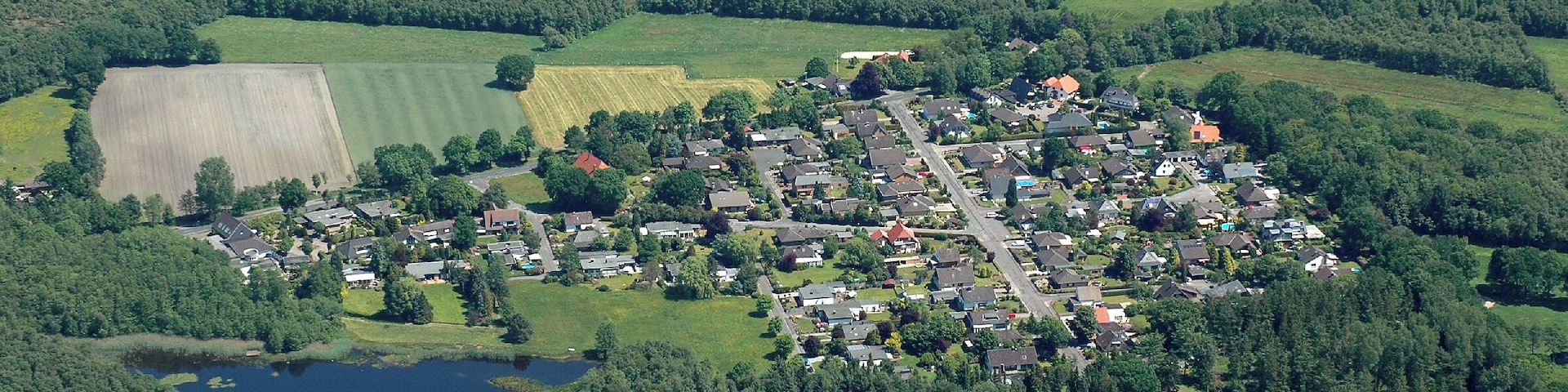 Friedheim (Ortsteil von Schiffdorf) mit dem Friedheimer See. Aus der Serie: Fotoflug vom Flugplatz Nordholz-Spieka über Cuxhaven und Wilhelmshaven