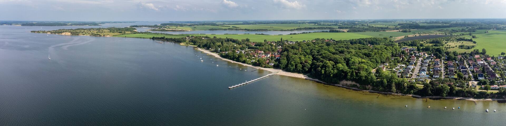 Luftbild-Panorama von der Seebrücke Devin am mittleren Strelasund mit dem Deviner Park