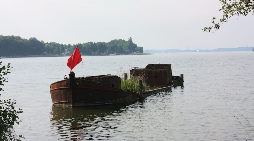 w:de:Freilichtmuseum Schwerin-MueĂ; Wrack im Schweriner See