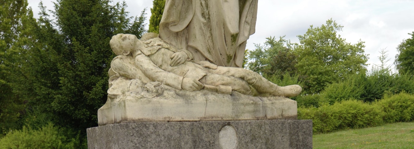 Skulptur Engel mit gefallenem Soldaten an der Kriegsgräberstätte auf dem Friedhof in Uchtelfangen (Ortsteil von Illingen, Saarland)