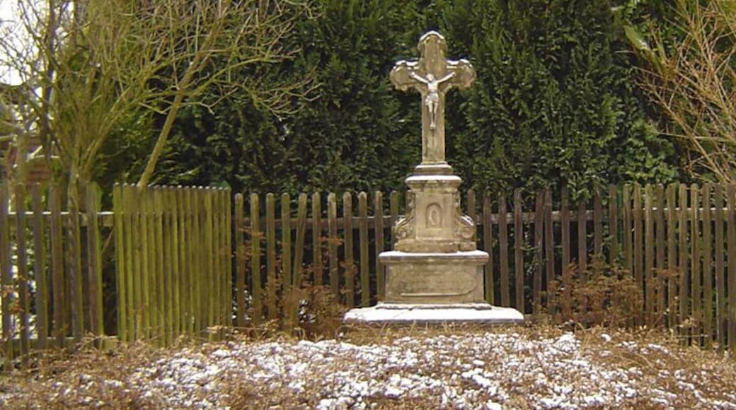 Wegkreuz bestehend aus Fundament, Sockel, Mittelteil und Kreuz. Material Sandstein.