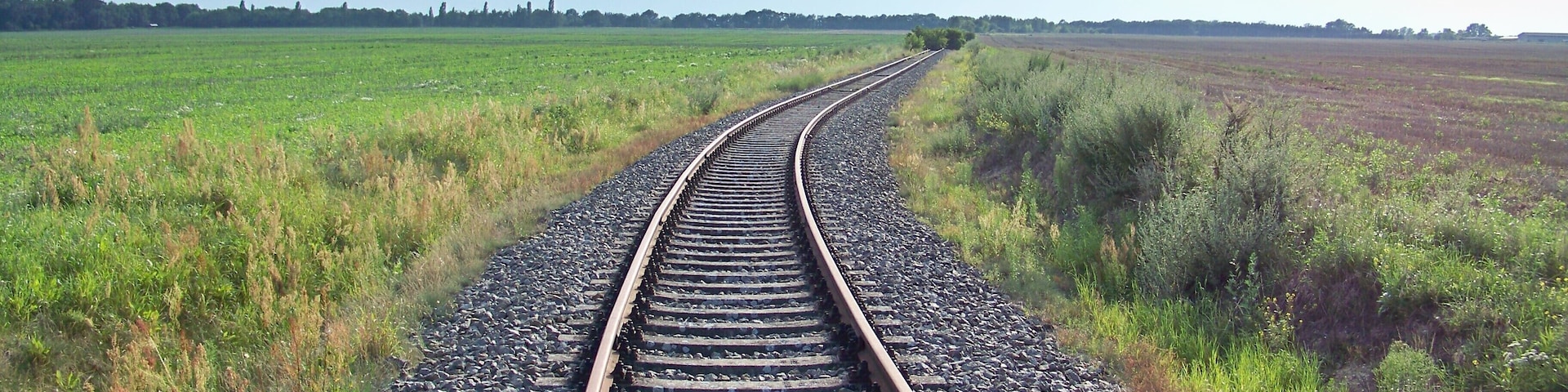 Dieses Gleis stellte zu DDR-Zeiten die Strategische Umfahrung Eilenburgs dar. Nach der Wende wurden hier noch Güterwagen abgestellt. Heute liegt das Gleis brach.