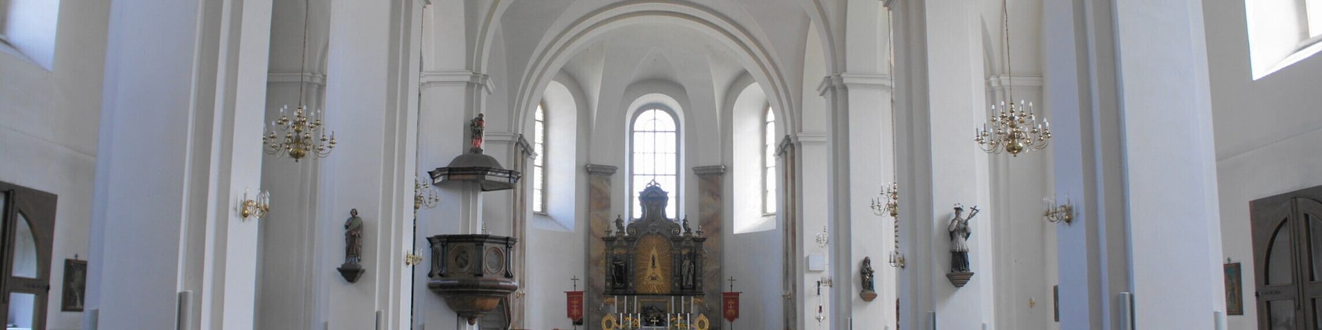 Katholische Wallfahrtskirche Rosenthal. Vorgängerkapelle wurde 1600 erbaut, die dreischiffige Hallenkirche stammt aus dem Jahr 1778. Abgebrannt am 1. Mai 1945 bis auf die Mauern und das Deckengewölbe, dabei konnte das Gnadenbild gerettet werden. 1947 wieder eingeweiht, Außenerneuerung 1979/80, Innenerneuerung 1987.