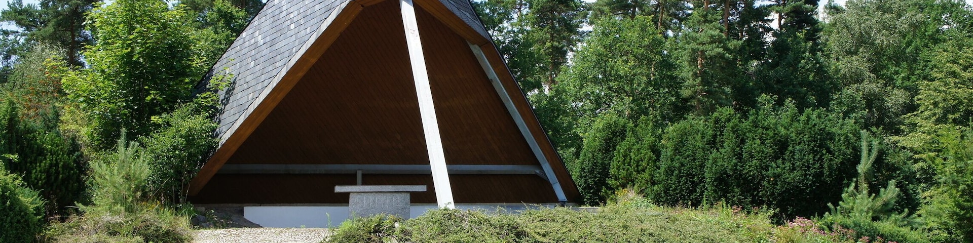 Katholische Wallfahrtskirche Rosenthal. Vorgängerkapelle wurde 1600 erbaut, die dreischiffige Hallenkirche stammt aus dem Jahr 1778. Abgebrannt am 1. Mai 1945 bis auf die Mauern und das Deckengewölbe, dabei konnte das Gnadenbild gerettet werden. 1947 wieder eingeweiht, Außenerneuerung 1979/80, Innenerneuerung 1987. Wallfahrtsplatz, westlich der Kirche gelegen, 1984 errichtet