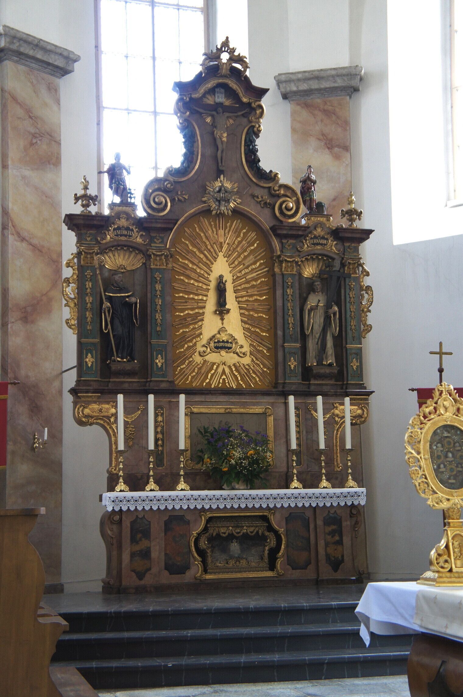 Katholische Wallfahrtskirche Rosenthal. Vorgängerkapelle wurde 1600 erbaut, die dreischiffige Hallenkirche stammt aus dem Jahr 1778. Abgebrannt am 1. Mai 1945 bis auf die Mauern und das Deckengewölbe, dabei konnte das Gnadenbild gerettet werden. 1947 wieder eingeweiht, Außenerneuerung 1979/80, Innenerneuerung 1987. Hochaltar mit Gnadenbild, Neubarock, Anfang 20. Jh.; Gnadenbild aus Lindenholz, 22 cm hoch, um 1460/1480