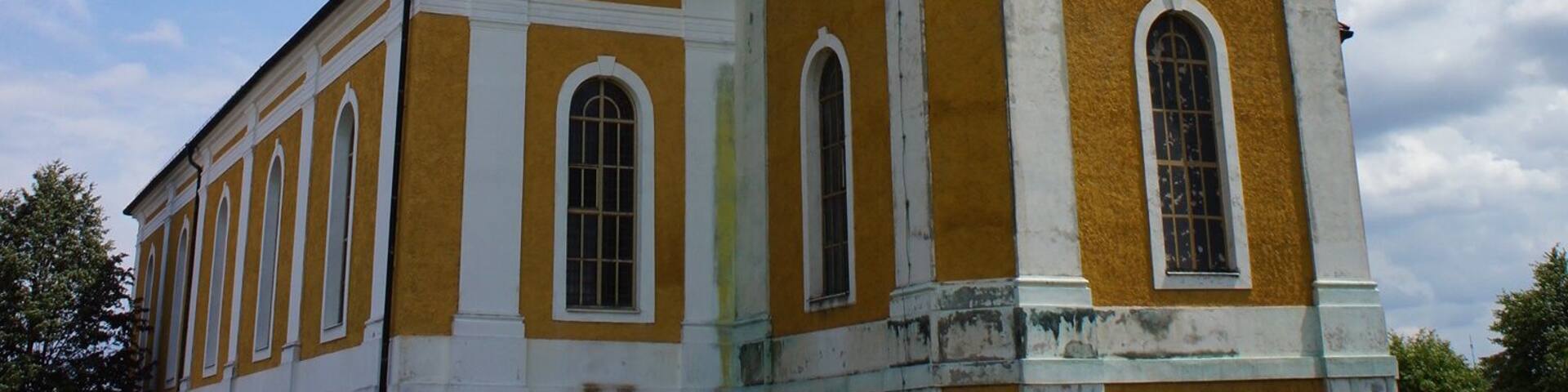 Katholische Wallfahrtskirche Rosenthal. Vorgängerkapelle wurde 1600 erbaut, die dreischiffige Hallenkirche stammt aus dem Jahr 1778. Abgebrannt am 1. Mai 1945 bis auf die Mauern und das Deckengewölbe, dabei konnte das Gnadenbild gerettet werden. 1947 wieder eingeweiht, Außenerneuerung 1979/80, Innenerneuerung 1987.