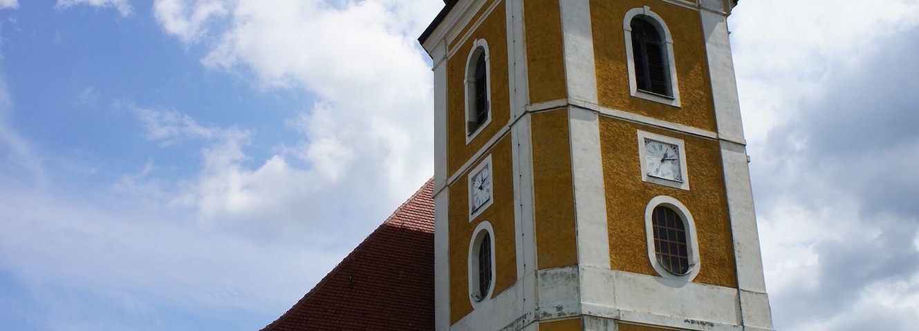 Katholische Wallfahrtskirche Rosenthal. Vorgängerkapelle wurde 1600 erbaut, die dreischiffige Hallenkirche stammt aus dem Jahr 1778. Abgebrannt am 1. Mai 1945 bis auf die Mauern und das Deckengewölbe, dabei konnte das Gnadenbild gerettet werden. 1947 wieder eingeweiht, Außenerneuerung 1979/80, Innenerneuerung 1987.